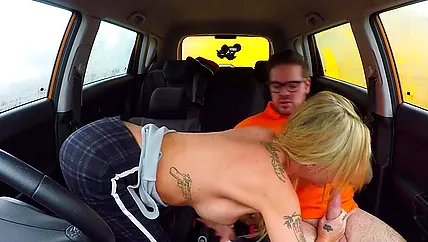 Инструктор по езде гладит бабу по пизде и ебет в жопу в машине