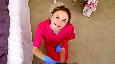 Красивая молодая санитарка не снимает перчатки когда трахается