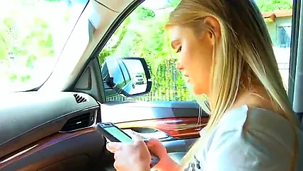 Мощный парень вынужден ебать соседку в машине и в гараже