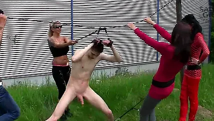 Доминирование девушек над худым парнем, которого связывают