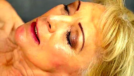 Пожилая нимфоманка решила соблазнить парня потрахаться