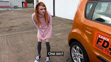 Хуй размером с рычаг попадает в киску худой бляди в машине