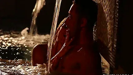 Шатенка с большими грудями получает оргазм в воде когда ебется