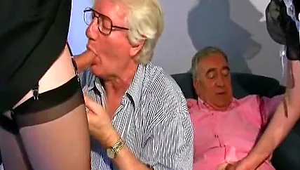 Пожилые свингеры затусили с транссексуалкой и грудастой телочкой