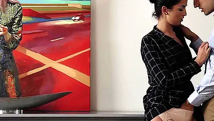 Красивая порнуха молодой брюнетки с влюбленным самцом