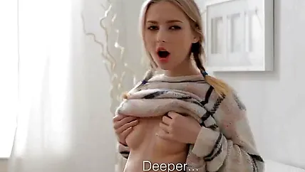 Эротика молодой бабы, она позирует классной жопой и бритой писей