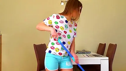 Русская студентка подрабатывала уборщицей и надрачивала клитор