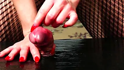 Баба с маникюром увидела хуй в столе и стала надрачивать пенис