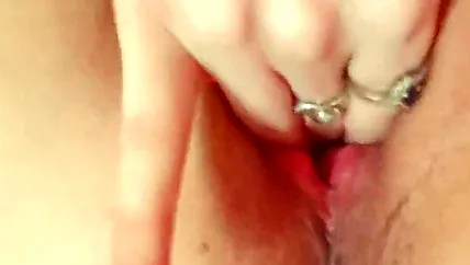 Влажная пизда испытывает оргазм