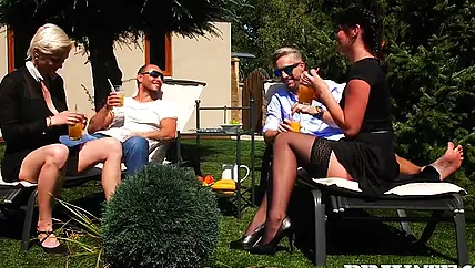 Сексуальные шалавы любят секс во дворе