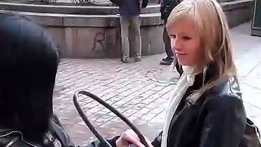 Питерская брюнетка сосет хуй в туалете и трахается на унитазе