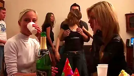 Студентки замутили пьяную оргию и все перетрахались