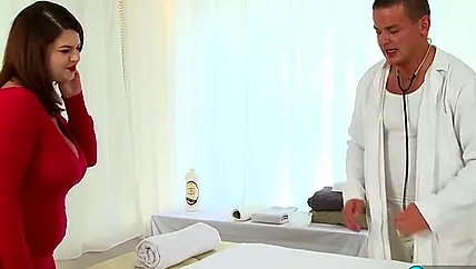 Порно массаж для пышечки с оргазмом