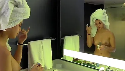 Баба с татухой пробует себя в порно