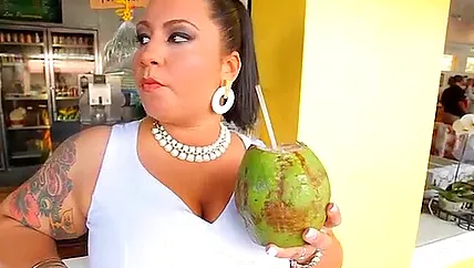 После ебли парень кончил на жопу жирной бабе и стряхивает член