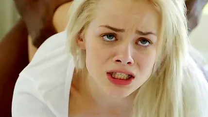 Блонда в белой кофточке соблазнила негра