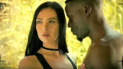 Брюнетистая блядь дала негру