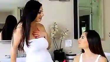 Девушки в душевой трутся кисками