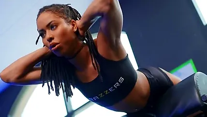 Спортивная негритянка еблась на ринге