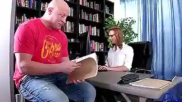 Порно в библиотеке транса с бисексуалом