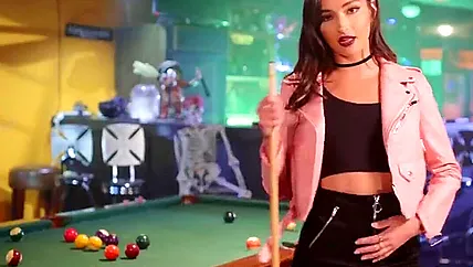 Сексуальная бильярдистка дает двум парням