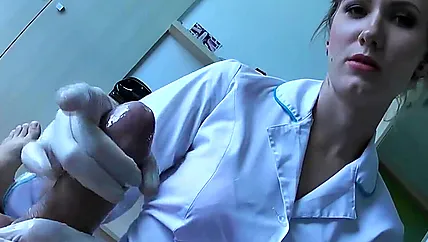 Частный секс молодой врачихи в халате