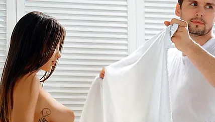 Массажист впердолил в очко русской красотки