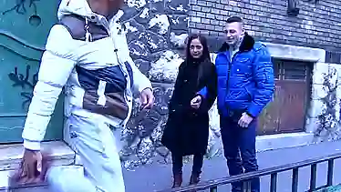 Муж слизывает чужую сперму со спины жены