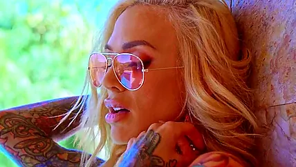 Красивая мамаша любит анальные игры