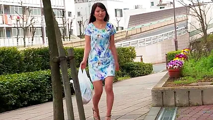 Ебари жестко трахают японскую домохозяйку