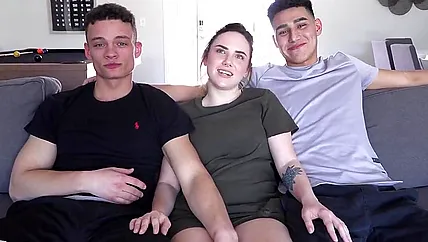 Гомики взяли с собой чику чтобы трахаться