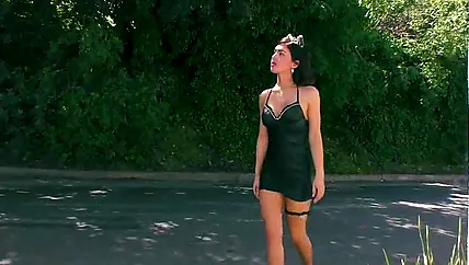 Соло мастурбация от молодой трансвеститки