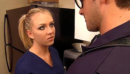 Ебарь устроил блонде эротическую сказку