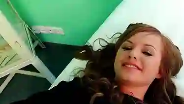 Очкастый доктор трахает симпатичную пациентку прямо на осмотре