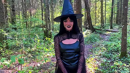 Ведьма в классных чулочках и шляпе, громко стонет от члена в презервативе