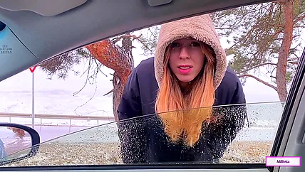 Потаскушка молодая с водителем расплачивается страстным сексом, чтобы согреться