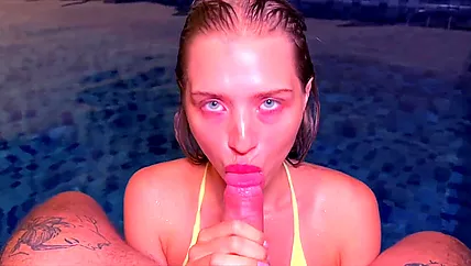 Русский отсос в бассейне от красотки в купальнике