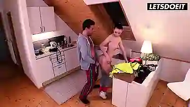 Порно девушка курьер согласилась выпить чаю с клиентом и поебаться в рот с пиздой