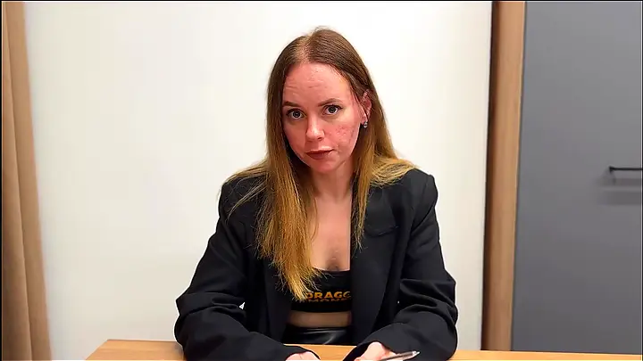 Разговоры банкирши привели к порнушке — русский секс на рабочем месте