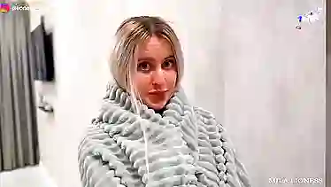 Симпатичная дева в платье вечернем завела парня на дикий секс спонтанный с бабой