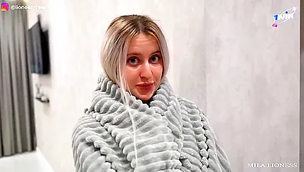 Симпатичная дева в платье вечернем завела парня на дикий секс спонтанный с бабой