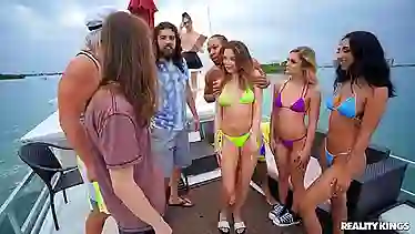 Пьяная вечеринка в море на яхте кончилась спермой в пизде худой секси девушки