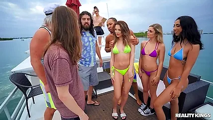 Секси куколка с дырявой пиздой сказала кончать внутрь влагалища и не стесняться