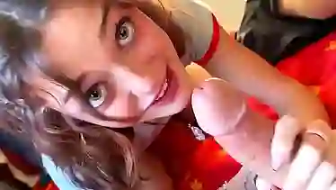 Обоссалась от оргазма, уговорив парня трахнуть письку аппетитную здоровым хуем