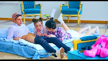 Розовые мокрые трусики символизируют о готовности студенток дико трахаться