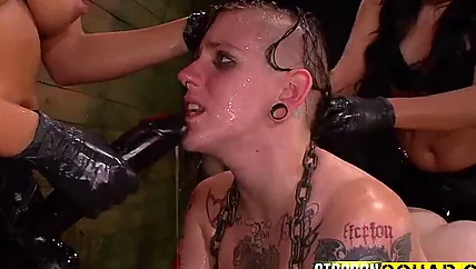 БДСМ порно с крутой телкой, которая громко стонет от секса с ней