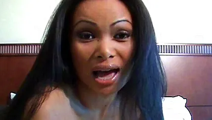 У девушки с пышными титьками есть секс игрушка для мастурбации