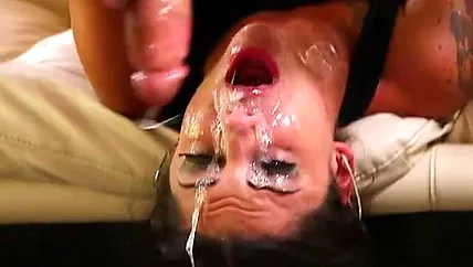 Брюнетка делает классный оральный секс и мужик кончает спермой