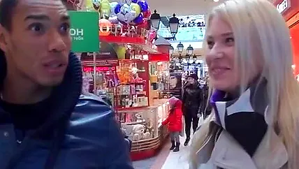 Блондинка будет громко стонать от приятных ощущений ебли в писю