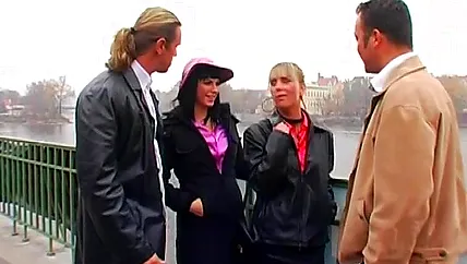 Чуваки ебали жопы русских студенток перед золотоым дождем